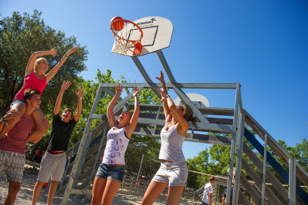 camping avec terrain de basket regusse