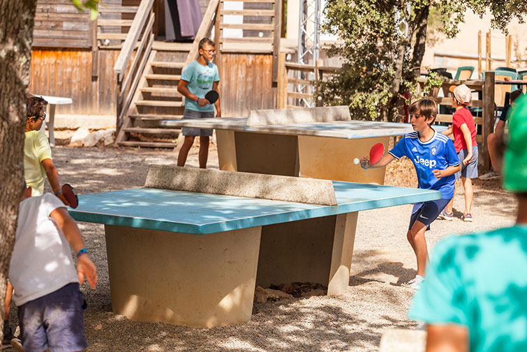 camping avec activité table de ping pong à regusse