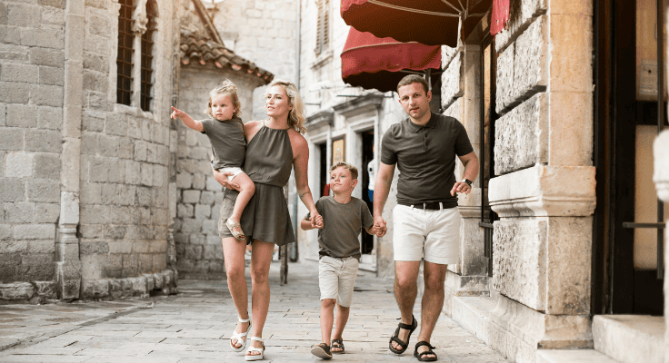 famille se baladant dans un village